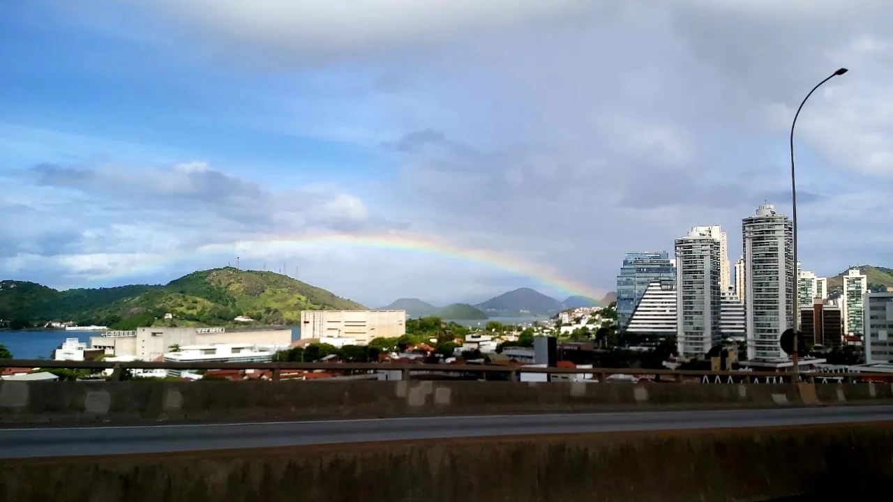 Arco-íris brilha sobre a Terceira Ponte! Fim de semana terá mínimas de até 12° C no ES