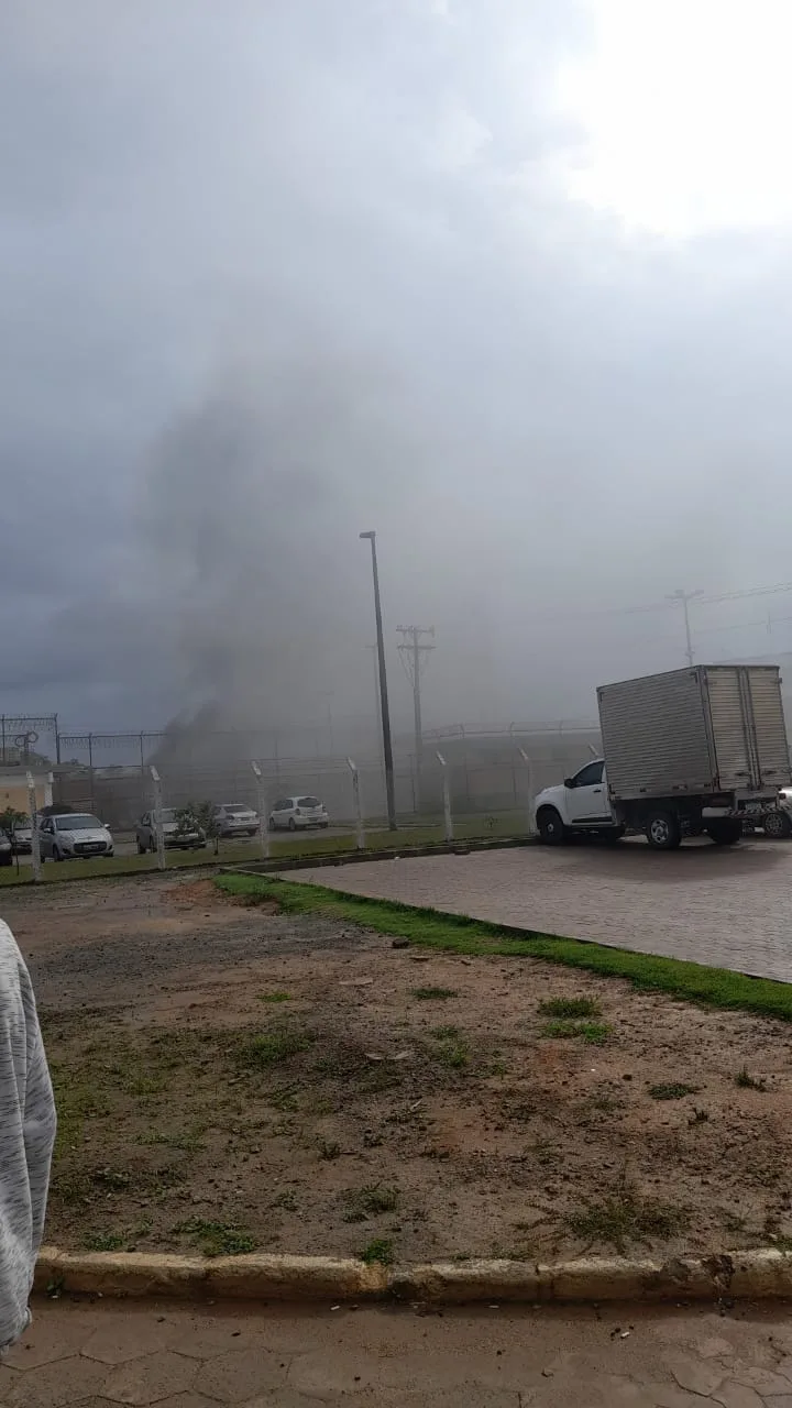 Presos colocam fogo em colchões durante rebelião no Presídio de Xuri, em Vila Velha