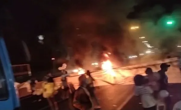 VÍDEO | Manifestantes colocam fogo em pneus e fecham pista em Viana