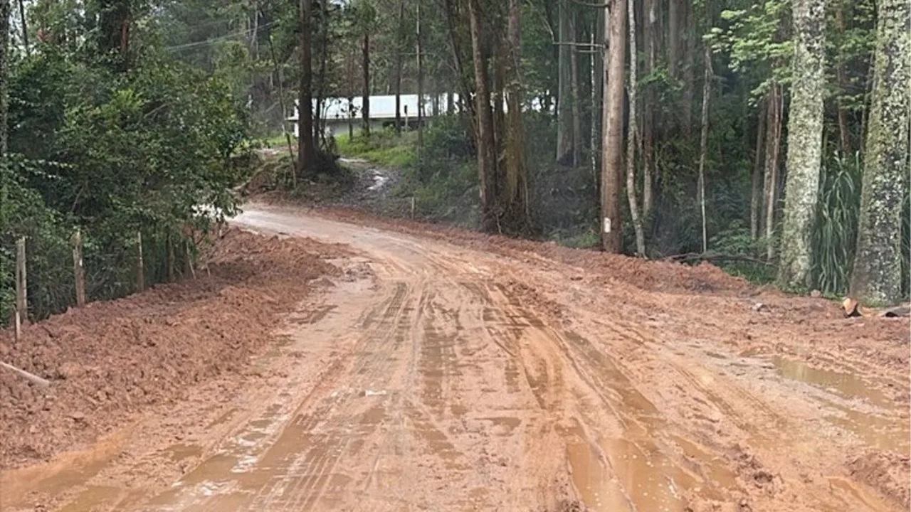 Comerciantes da Rota do Carmo, em Pedra Azul, fazem protesto por situação crítica das vias de acesso