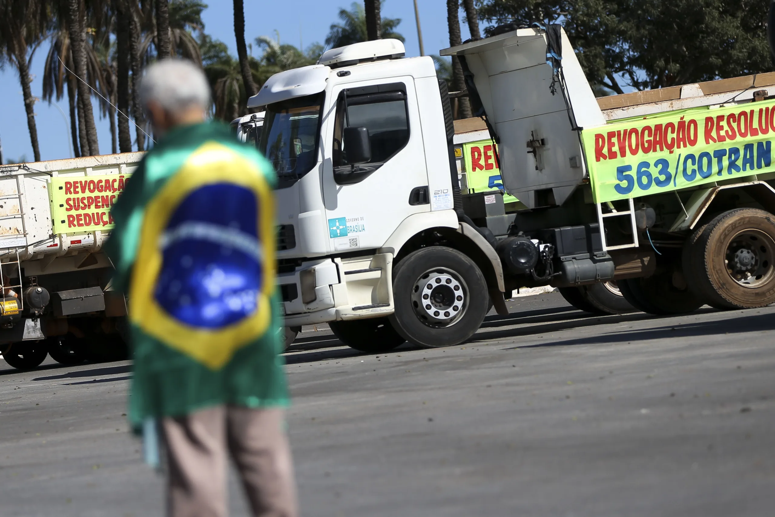 Caminhoneiros realizam protesto contra a alta no preço do combustível e uma resolução do Contran que obriga a colocar dispositivos de segurança nas caçambas.