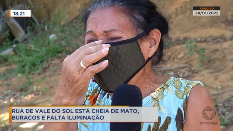 Rua de Vale do Sol está cheia de mato, buracos e falta iluminação