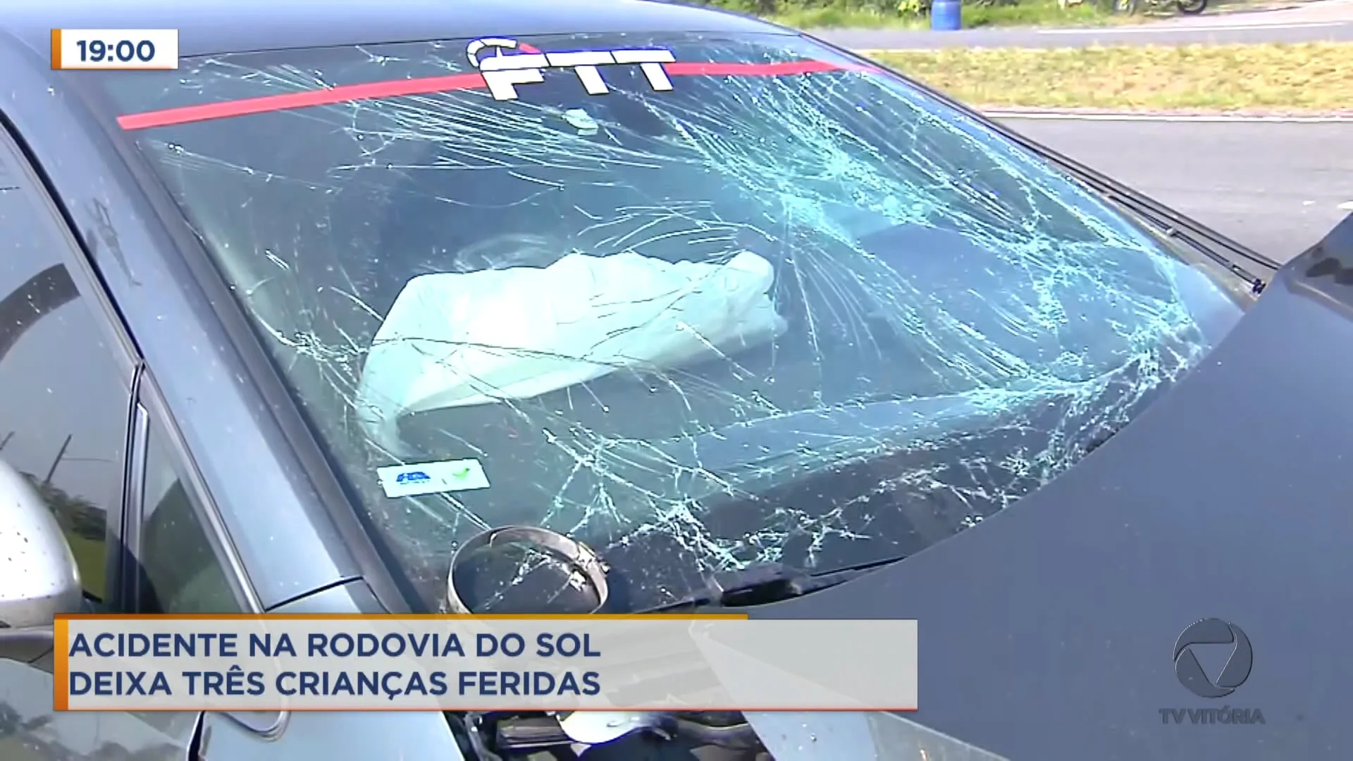 Acidente na Rodovia do Sol deixa três crianças feridas