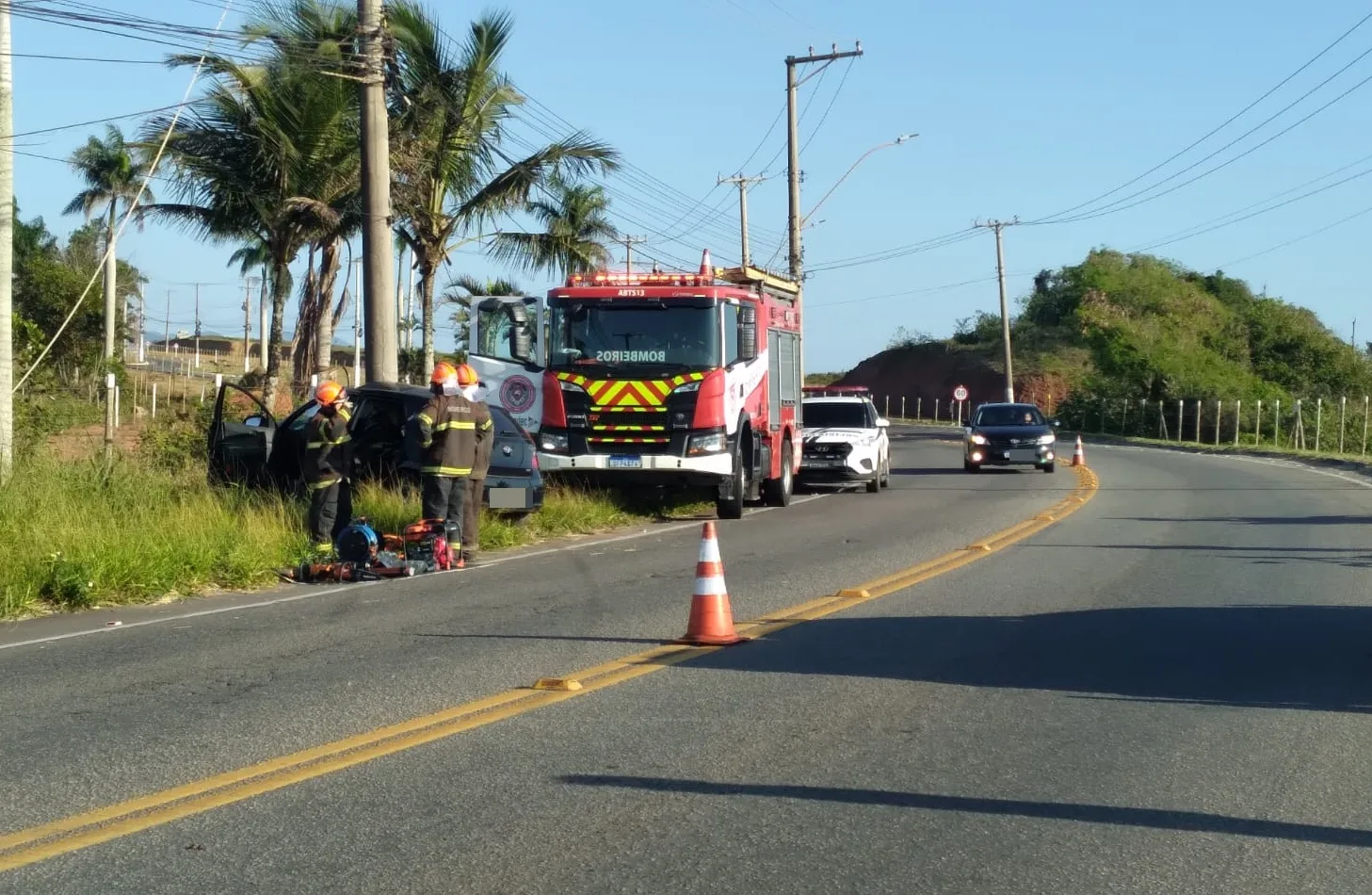 Motorista morre após perder controle da direção do carro e bater em poste na Serra