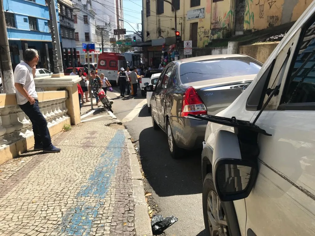 Motorista perde controle, desce por calçada e atinge 8 carros em ladeira do Palácio Anchieta