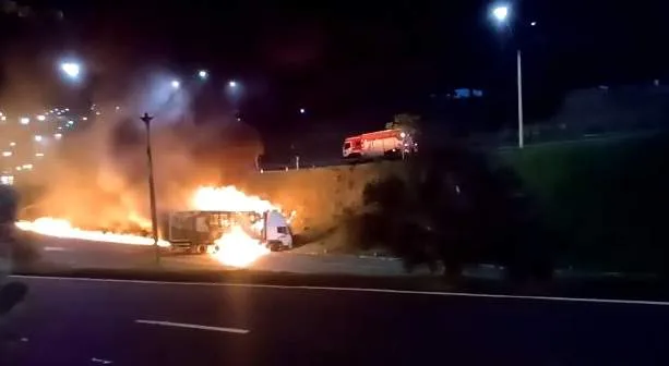 VÍDEO | Motorista morre carbonizado depois de batida entre caminhões em São Mateus