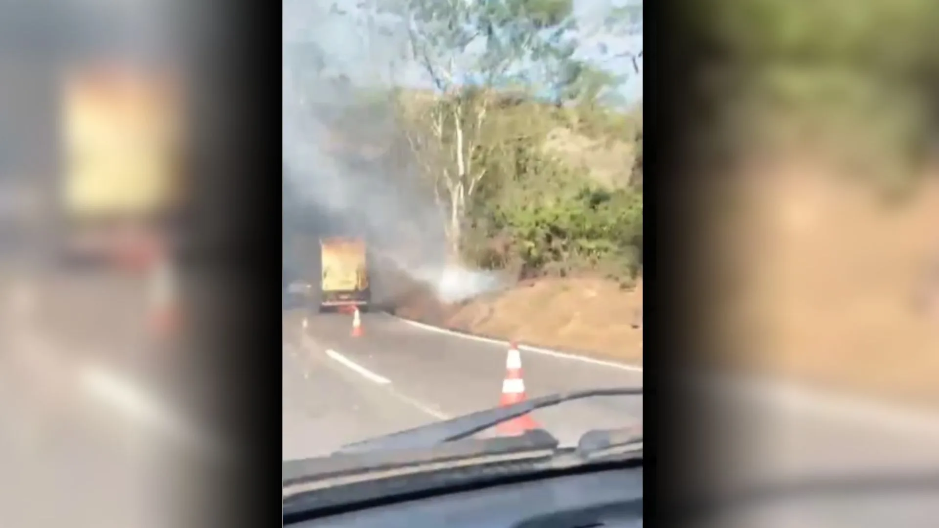 VÍDEO | Caminhão pega fogo e interdita pista da BR-262 no ES