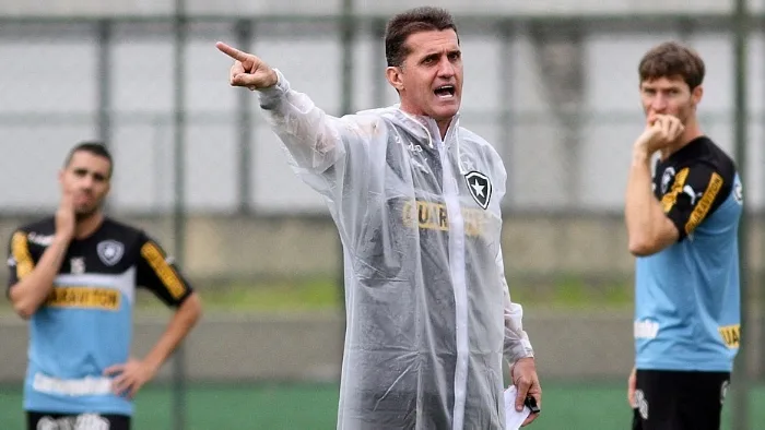 "Não dá para jogar a toalha", diz Mancini no Botafogo