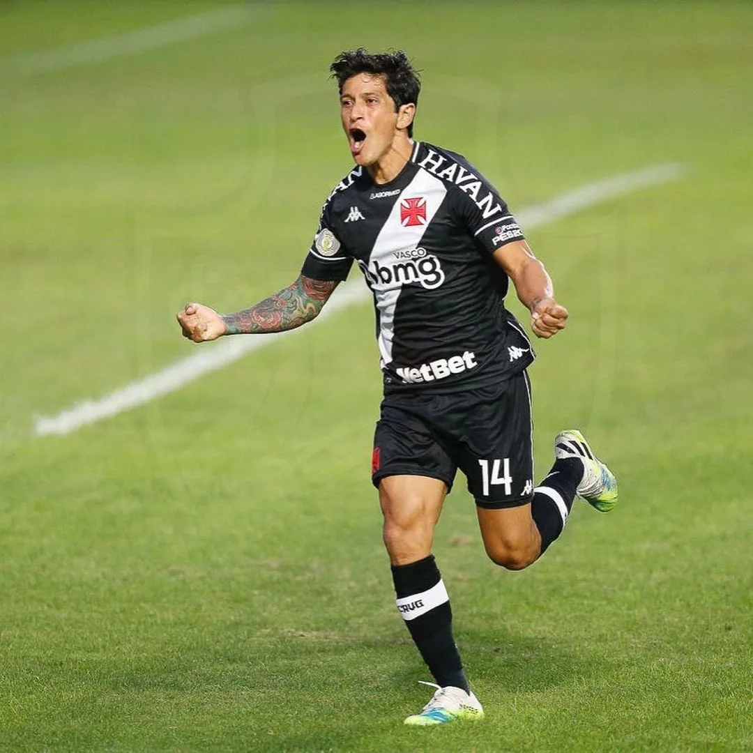 Maior artilheiro estrangeiro do Vasco no século, Cano celebra vitória