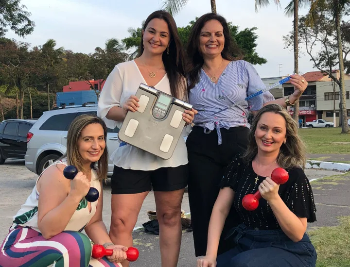 Amigas unidas, balança vencida! Grupo de mulheres se une para emagrecer 70kg