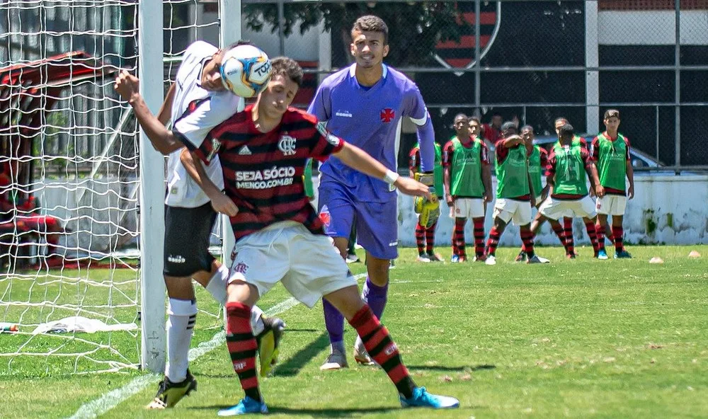 Jogo entre Fla e Vasco no sub-17 termina em confusão após vascaíno citar incêndio