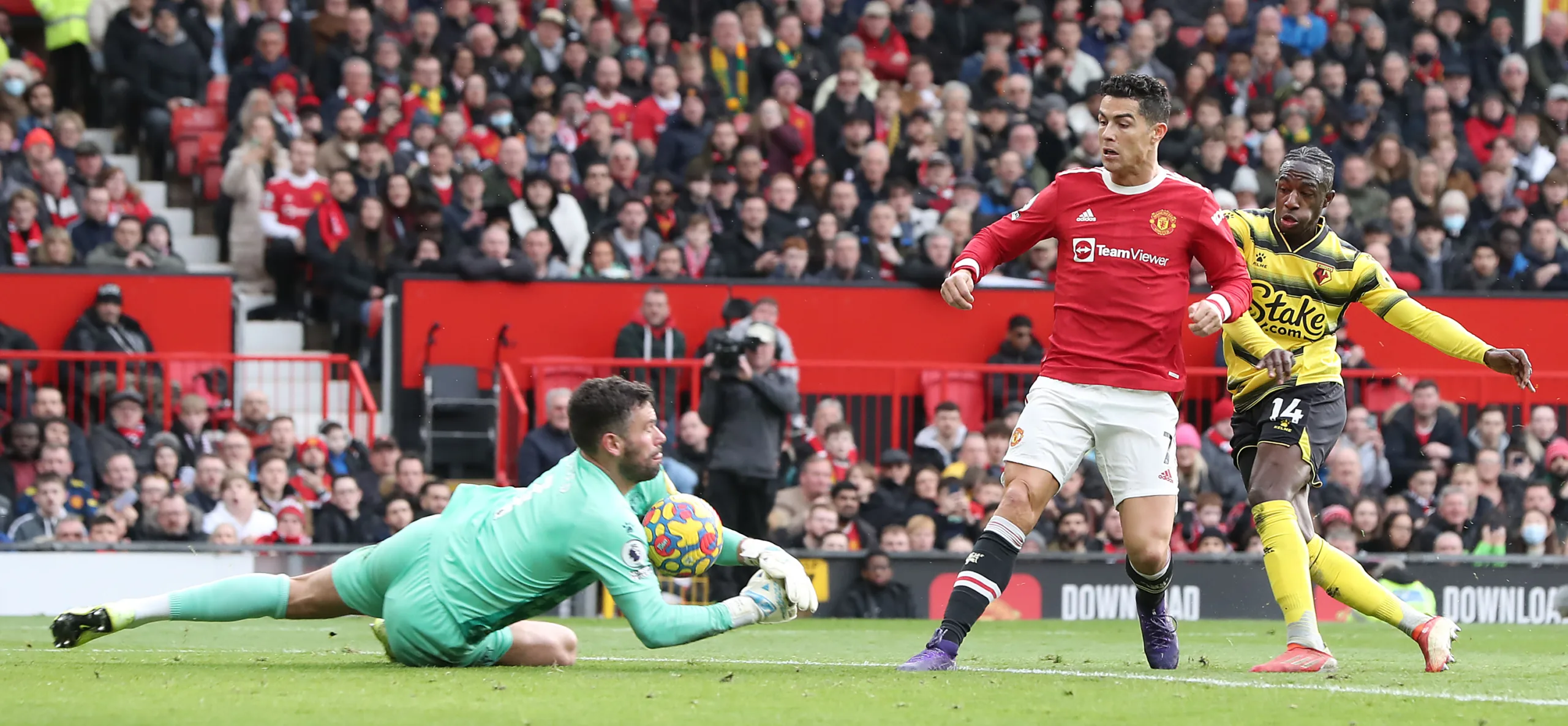 Cristiano Ronaldo vai mal, United perde chances e empata pela 1ª vez com Watford