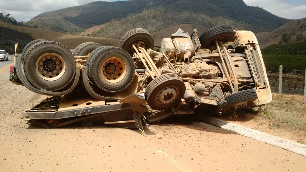 Carreta tomba na pista em Rodovia sentido São Domingos do Norte-Colatina