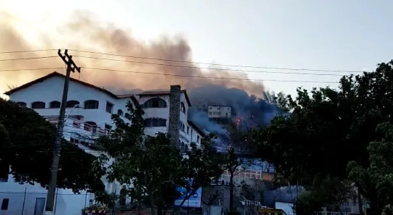 VÍDEOS | Incêndio próximo à Curva do Saldanha, em Vitória, assusta moradores