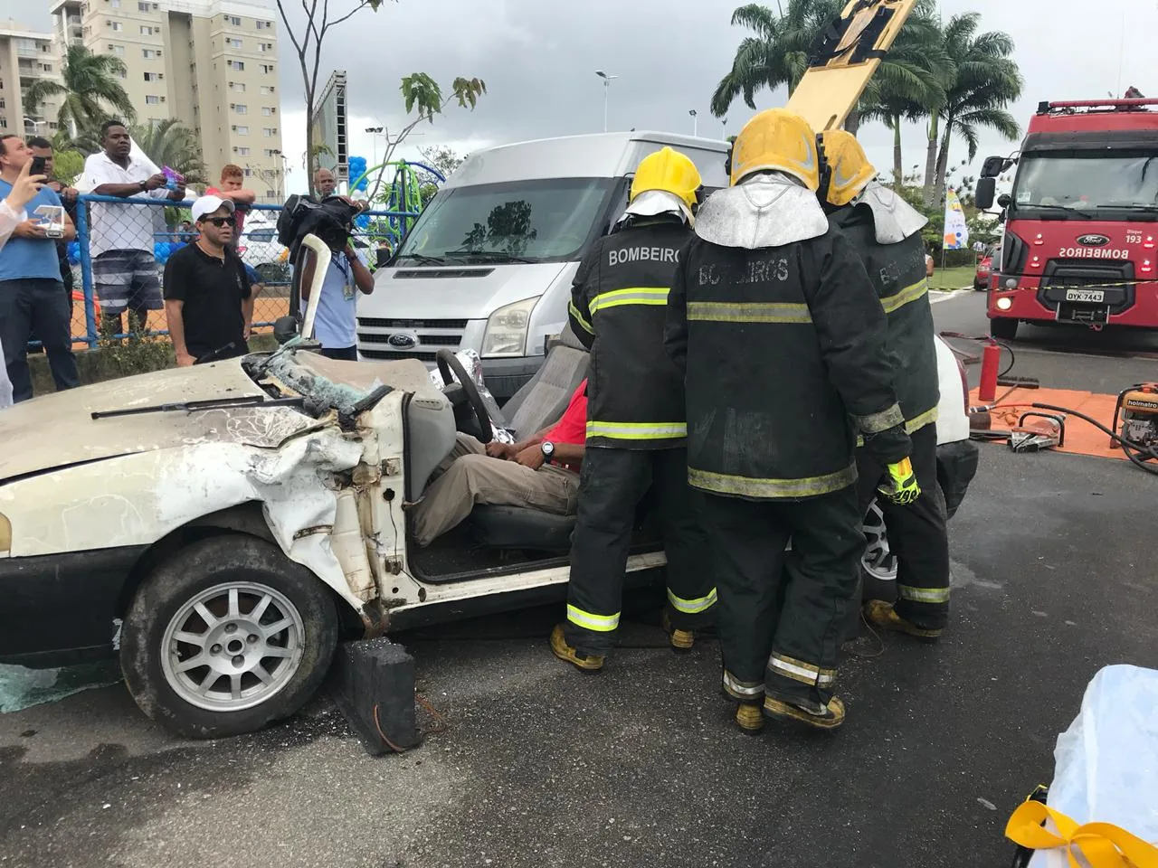 Corpo de Bombeiros faz simulação de resgate de vítima de acidente de trânsito no 3º Dia D Detran