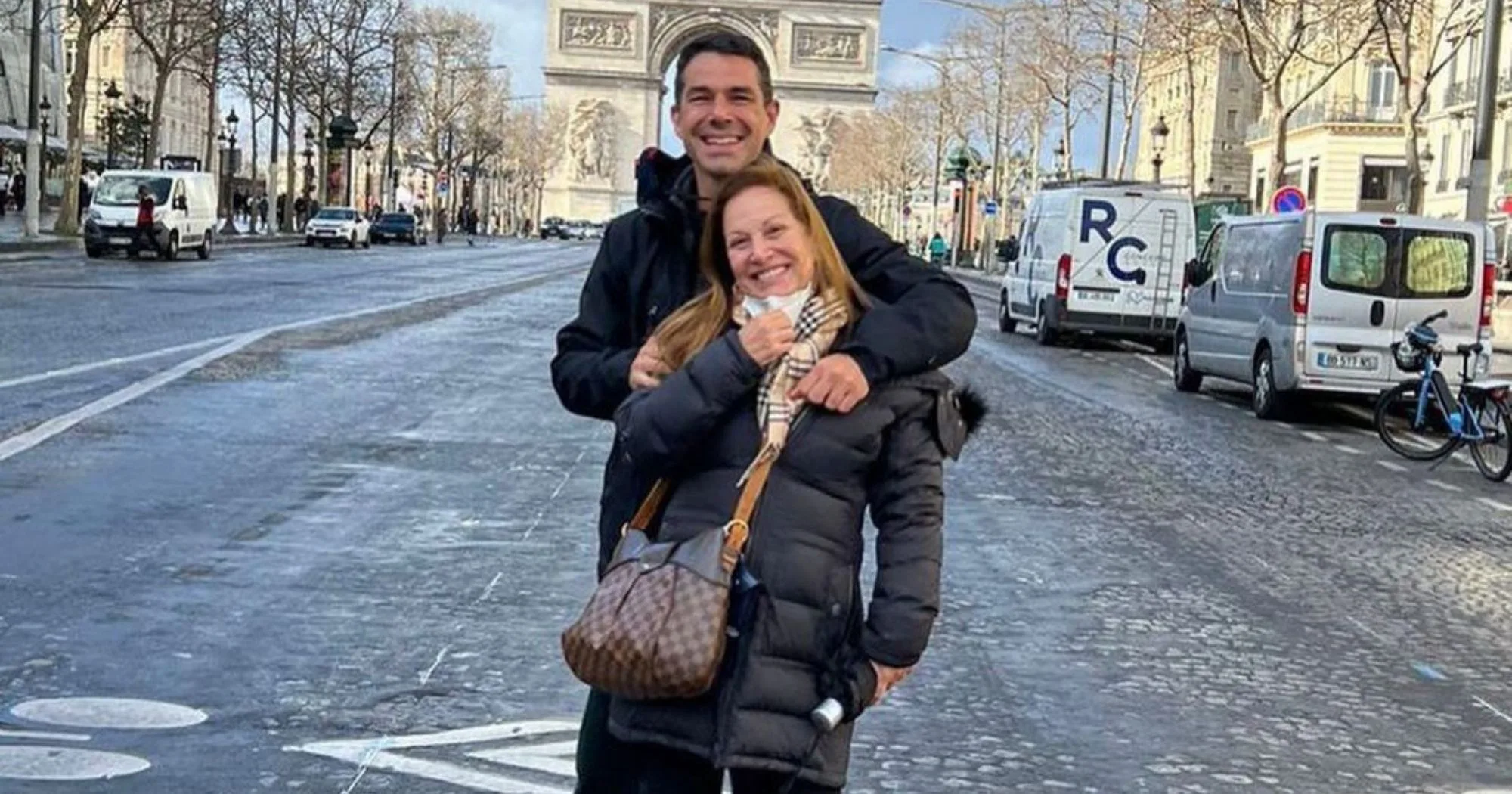 Marcus Buaiz posa com a mãe em Paris: "Te amo muito"