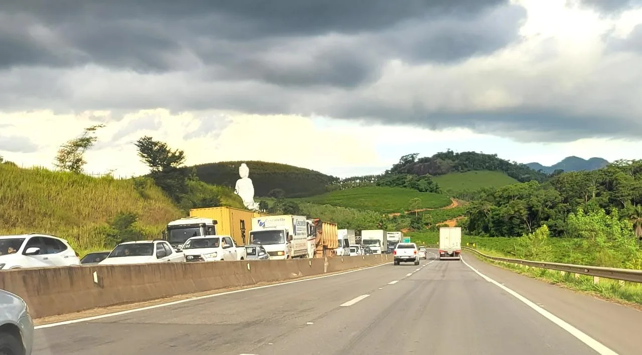 Obra de revitalização deixa o trânsito agarrado na BR-101