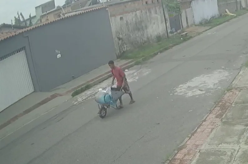 VÍDEO | Homem invade casa e foge com pertences em carrinho de mão