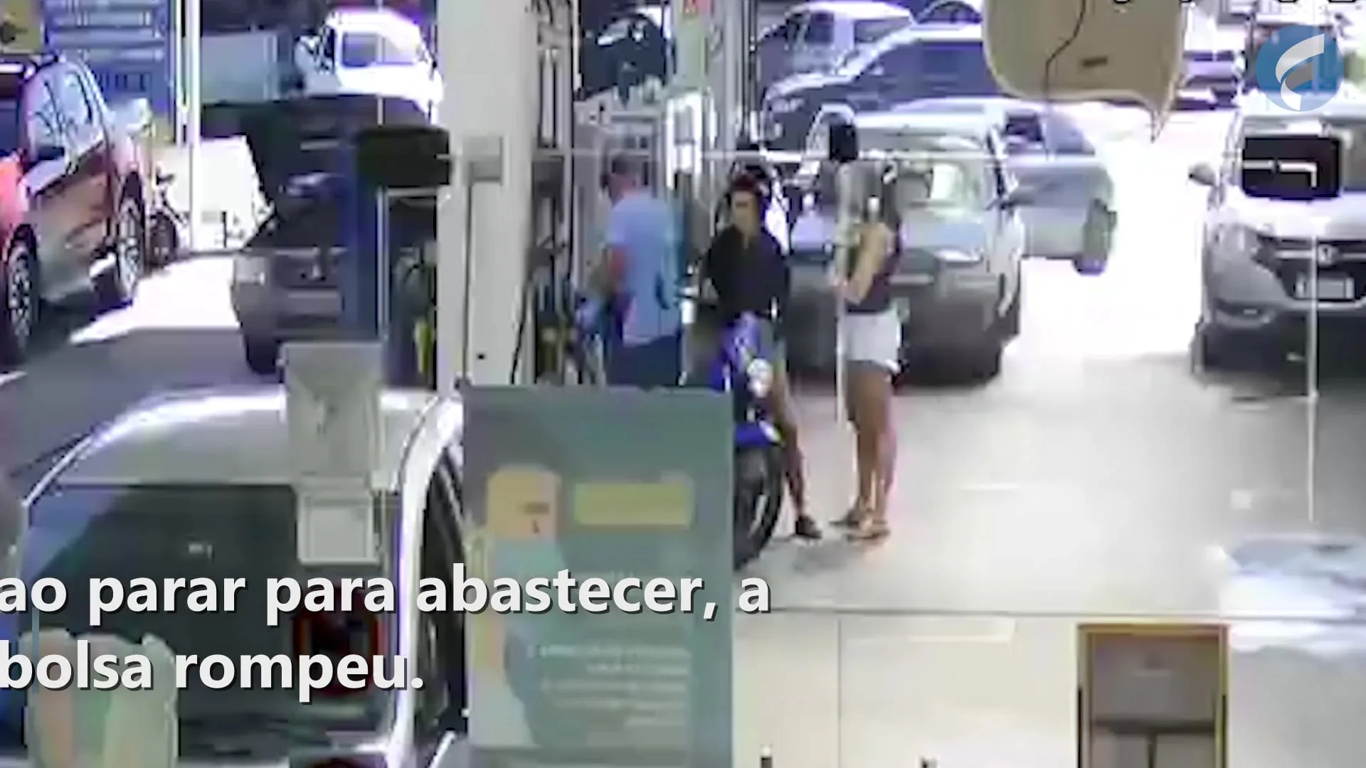 Mãe dá luz bebê dentro de carro em posto de gasolina na Serra