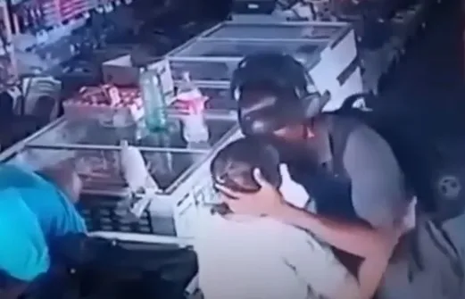 VÍDEO | Ladrão dá beijo em idosa durante assalto a mercado