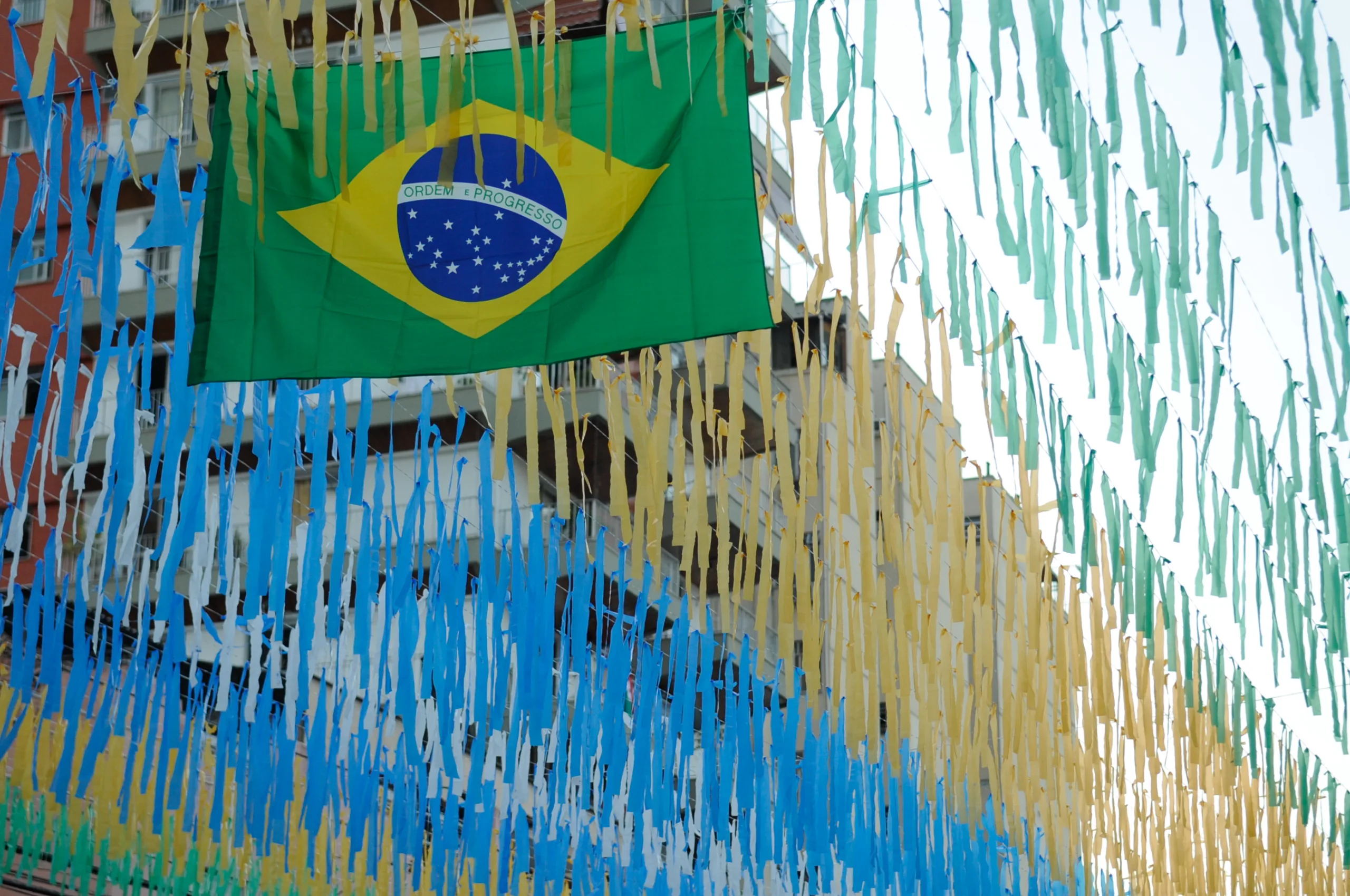 Moradores decoram a Rua Pereira Nunes, em Vila Isabel, para a Copa do Mundo 2014 (Fernando Frazão/Agência Brasil)