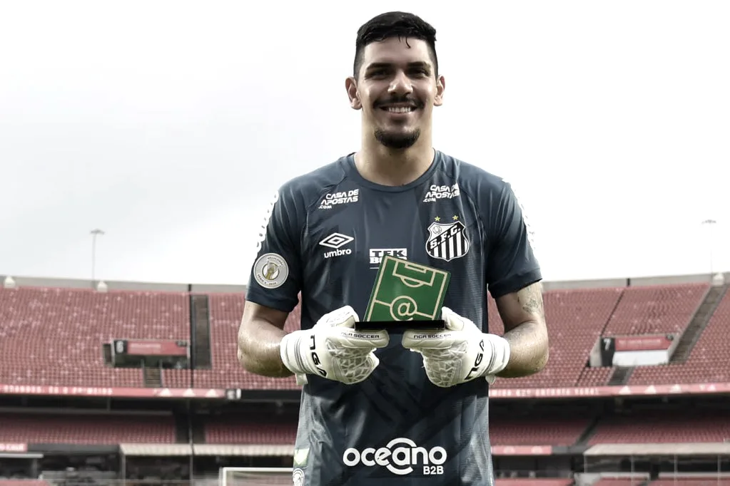 João Paulo fecha temporada, marcada por rodízio, como titular do gol santista