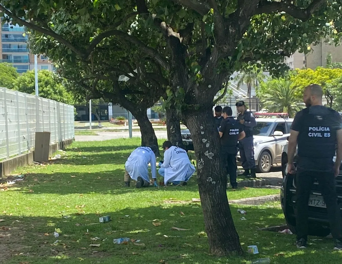 Feto é encontrado em caixa de lâmpada na Praça do Papa, em Vitória