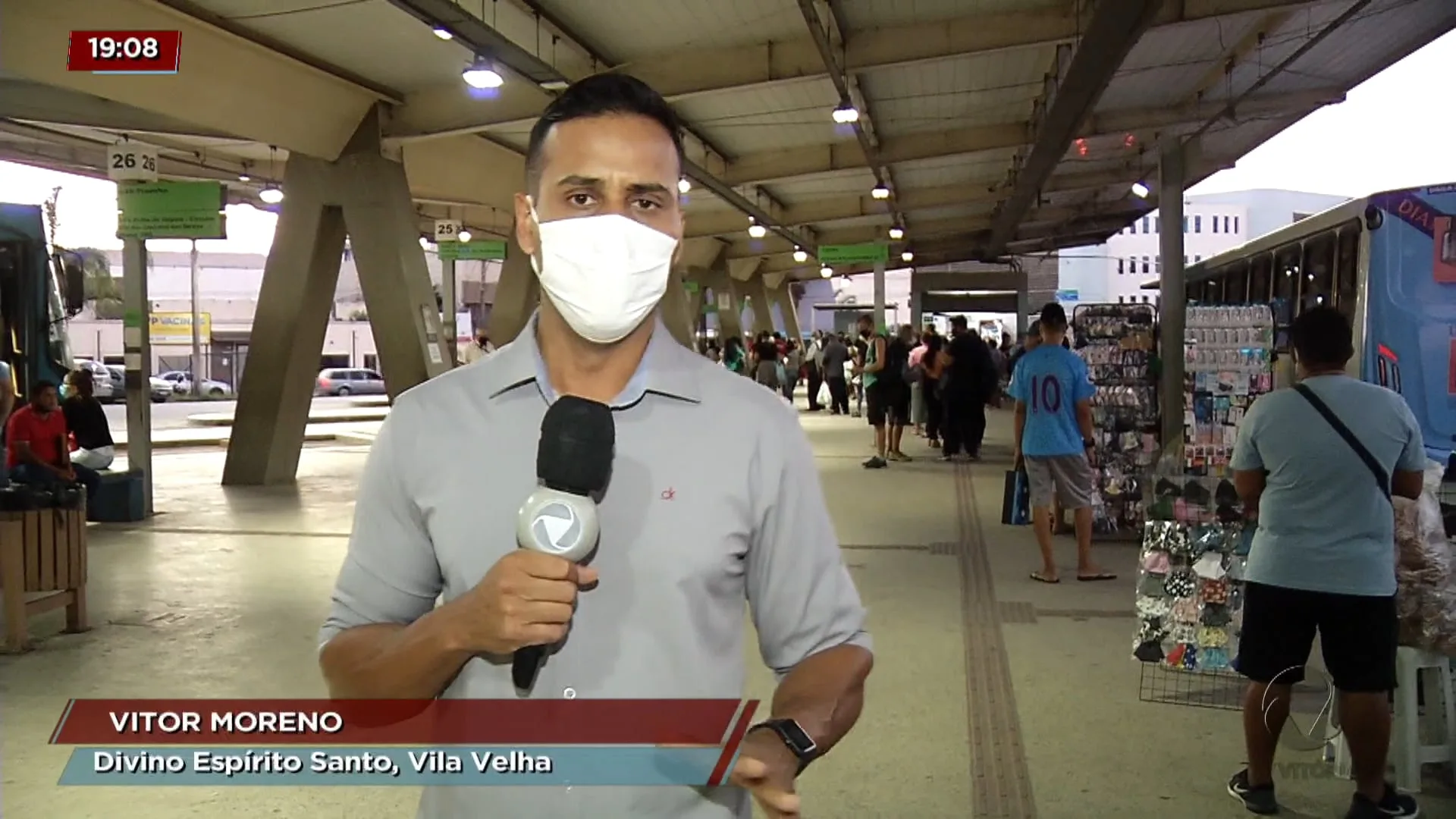 Ambulante xinga passageiros que não compram balas dele