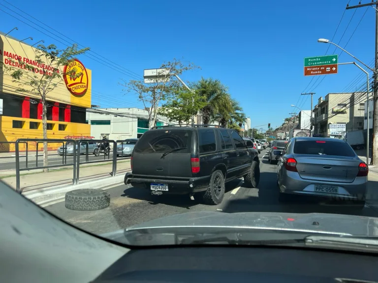 Susto no trânsito: pneu se solta de carro no meio da Avenida Vitória