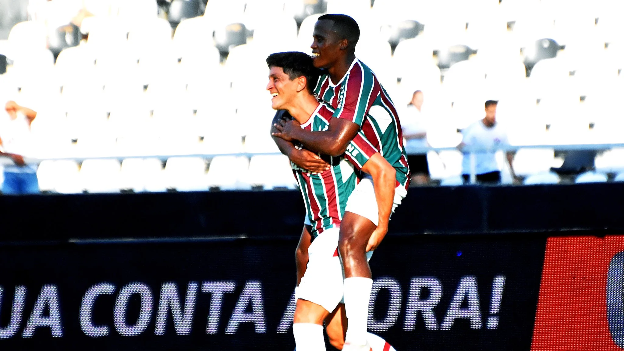 Fluminense bate Portuguesa com gol de Cano e emplaca quinta vitória seguida