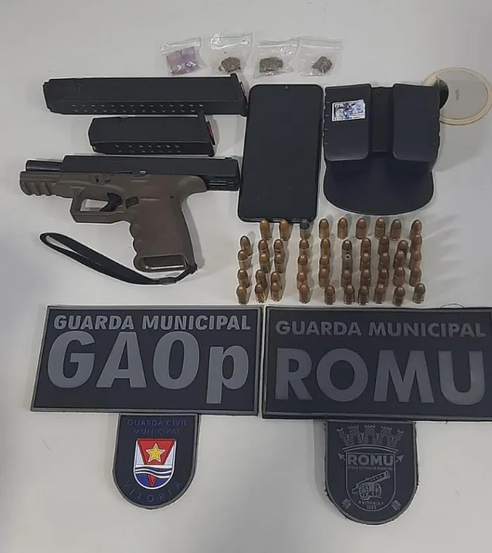 Em uma operação, foram encontrados uma pistola israelense 9mm, um carregador alongado com 31 muniçõe