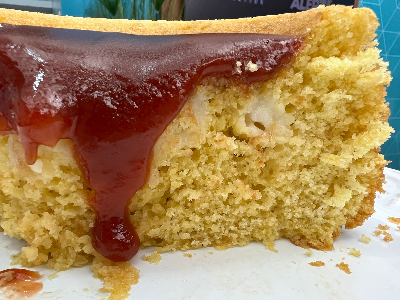 Combinação perfeita: bolo de fubá com requeijão e goiabada