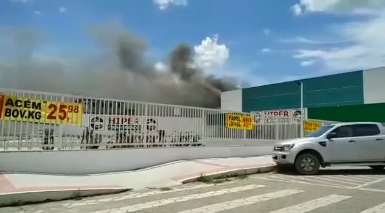 Incêndio atinge hipermercado em São Mateus; não há informação de feridos