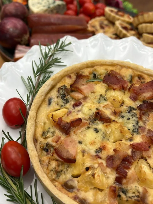 Combinação dos deuses! Aprenda a fazer uma deliciosa quiche de abacaxi com bacon