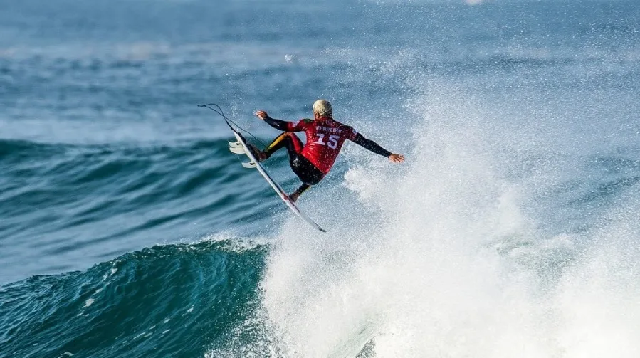 Filipe Toledo e Italo Ferreira garantem vagam na 3ª fase do Mundial de Surfe