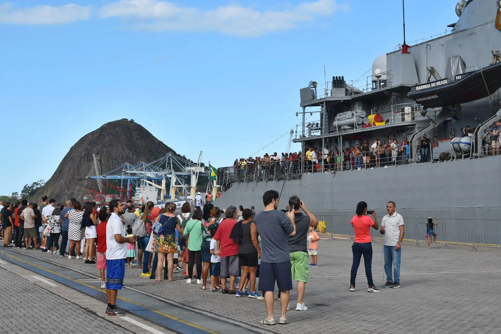 Visitantes se encantam com navio de guerra ancorado em Vitória