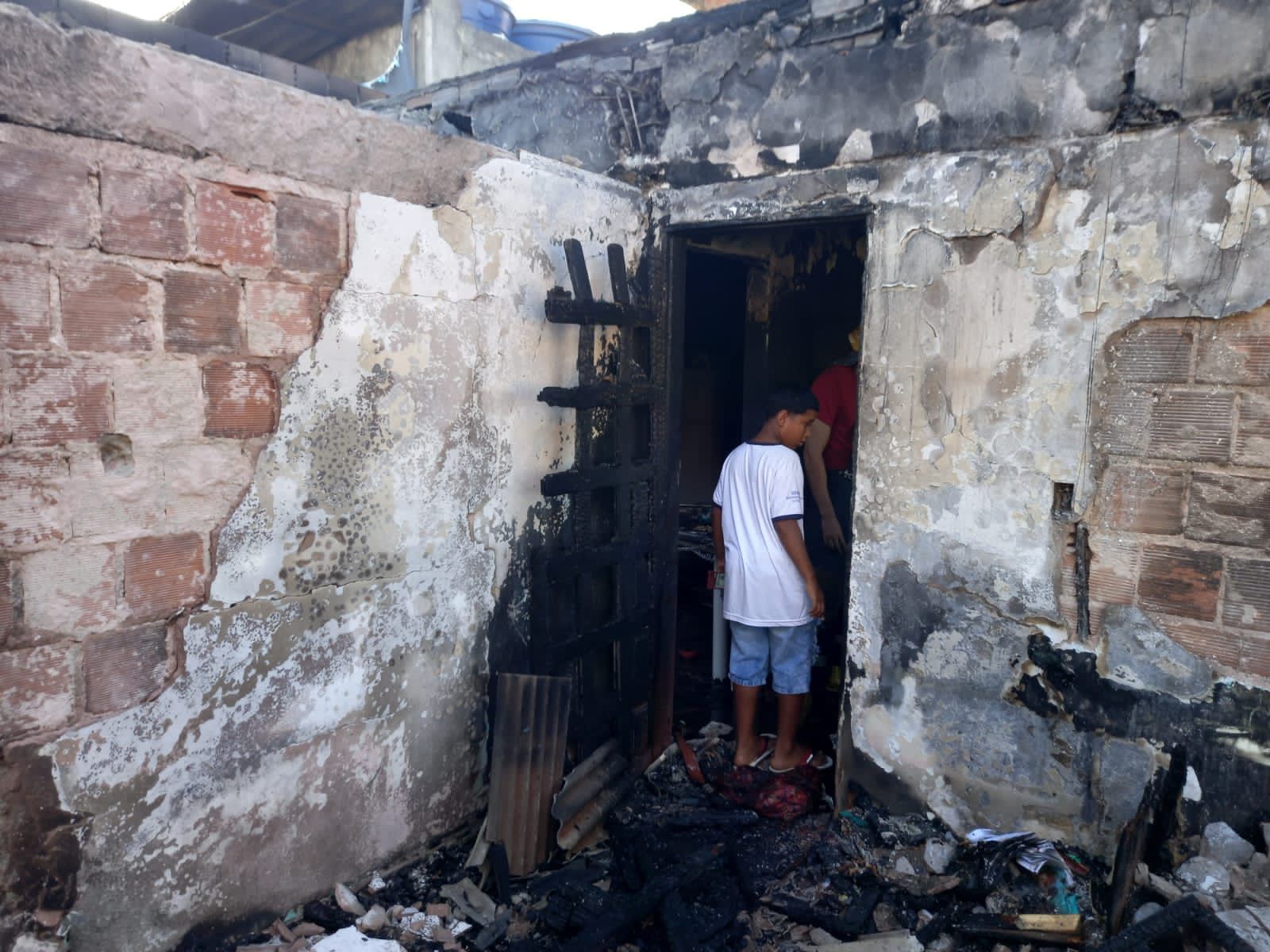 VÍDEO | "Só ficamos com a roupa do corpo", desabafa mulher após casa pegar fogo em Guarapari