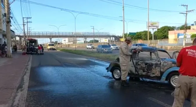 Homem morre após Fusca pegar fogo na Rodovia do Sol, em Vila Velha