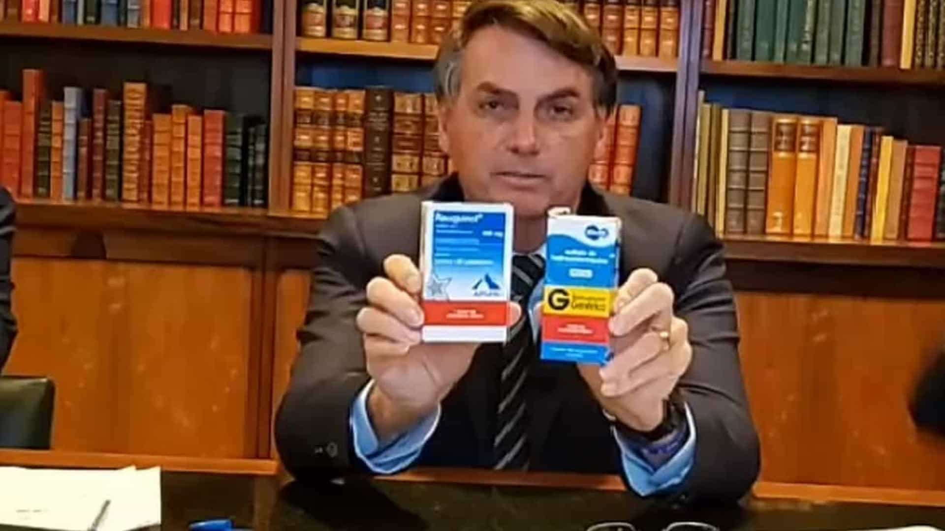 Ao lado de Pazuello, Bolsonaro volta a recomendar hidroxicloroquina