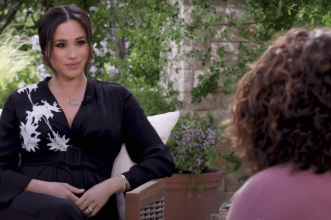 Meghan Markle acusa realeza de racismo e diz que pensou em suicídio quando estava grávida