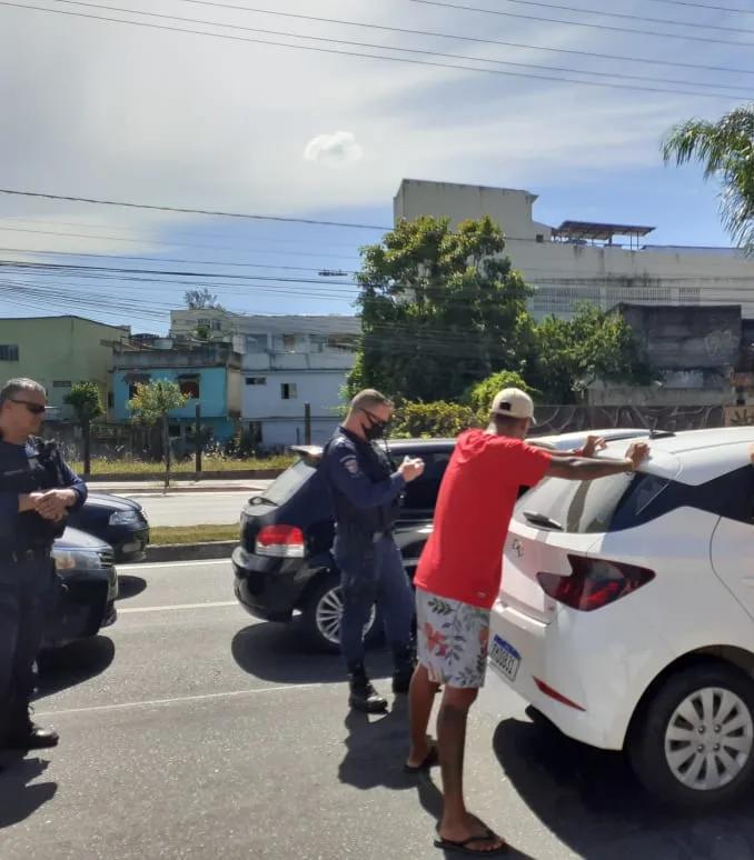 Suspeito é detido e carro furtado é recuperado em Vitória