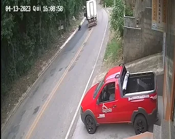 Vídeo mostra motorista pulando de caminhão em movimento no Sul do ES