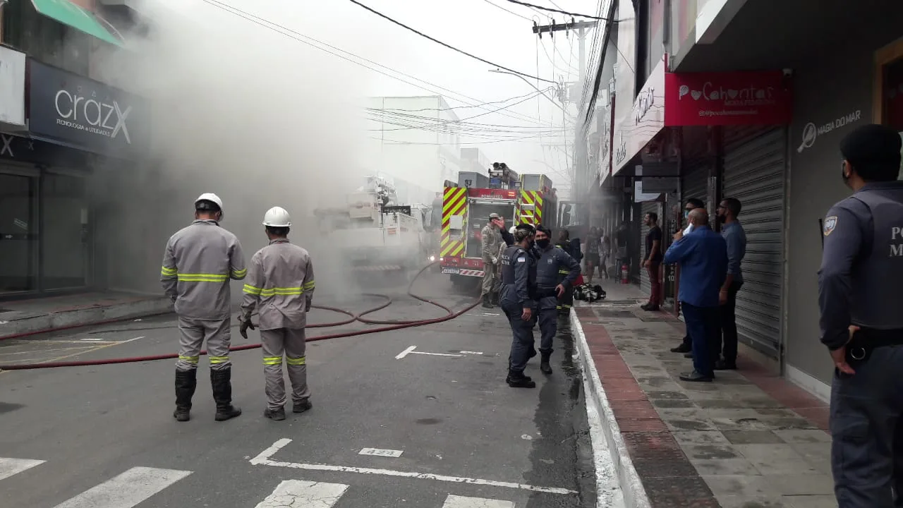 VÍDEO | Incêndio em ponto comercial assusta lojistas e clientes na Glória