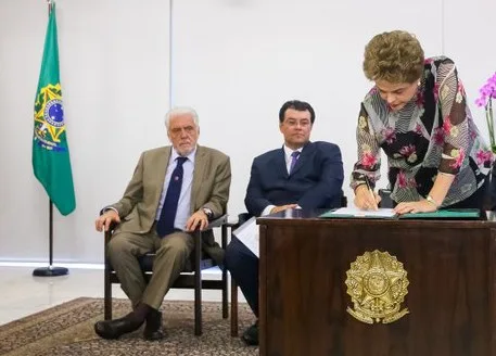 Na véspera da reunião do PMDB, Dilma se reúne com Jaques Wagner e Eduardo Braga