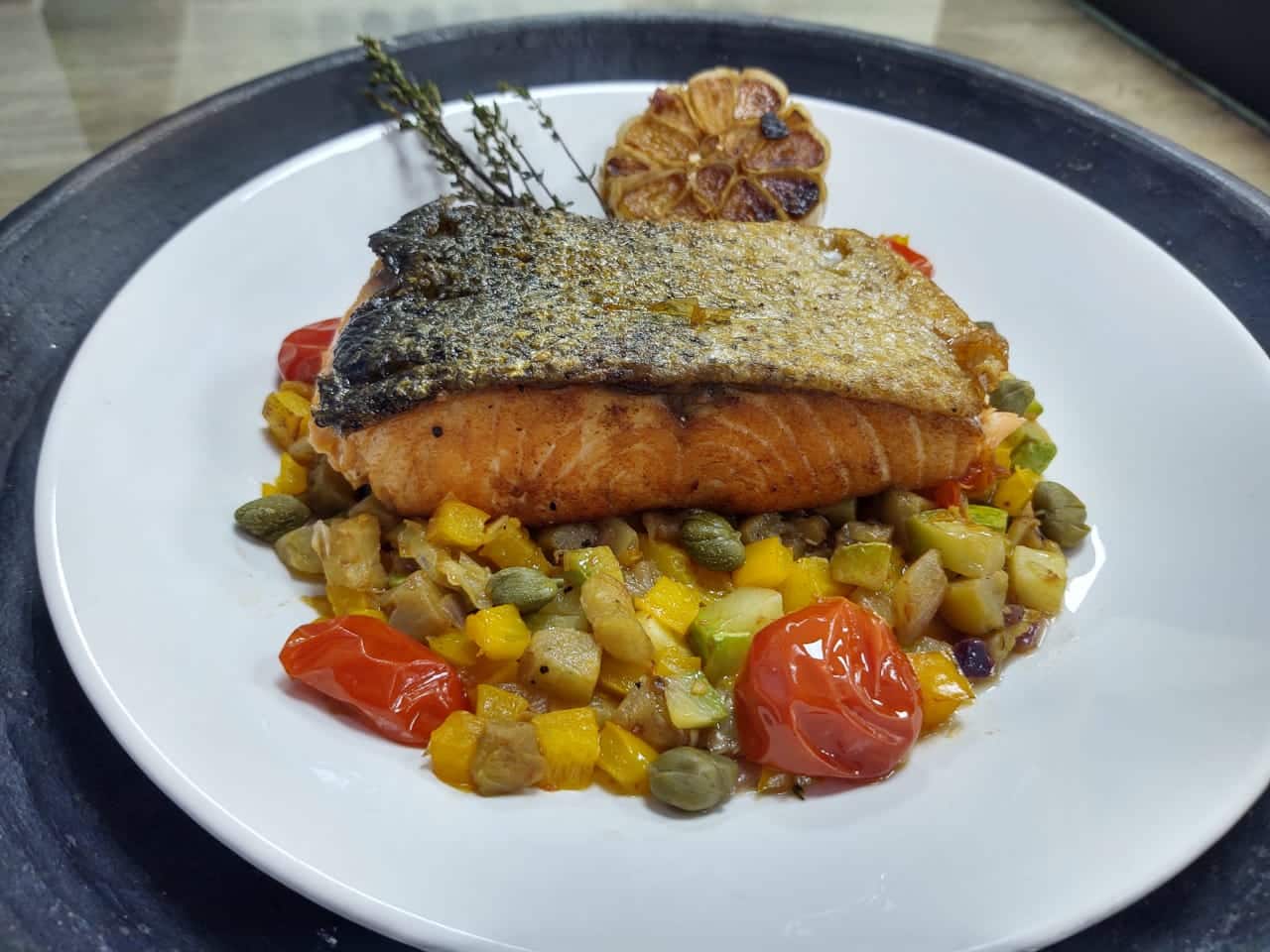 Salmão com legumes salteados na manteiga de alcaparras