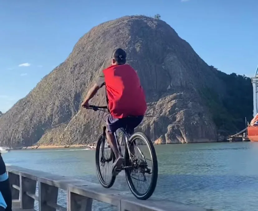 VÍDEO | Ciclista viraliza ao pedalar em cima de mureta na Beira-Mar, em Vitória