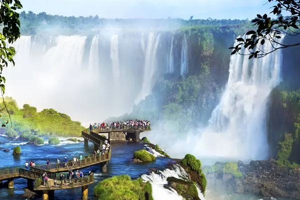 Vacinação impacta positivamente no Turismo em Foz do Iguaçu