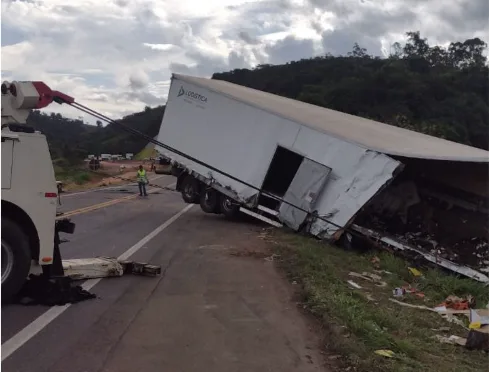 Carreta tomba e interdita trecho da BR-101 em Anchieta