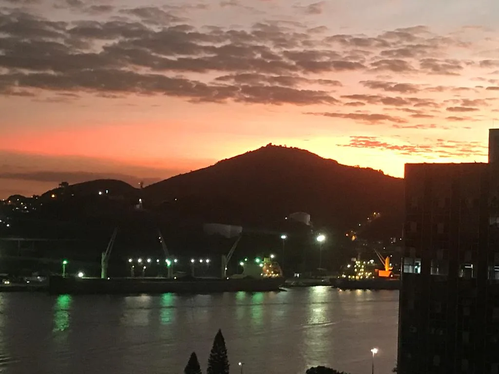 Fotos | Espetáculo: capixabas registram fim de tarde colorido no céu do ES