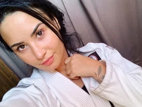 Demi Lovato posta foto sem maquiagem pós-treino de jiu-jitsu: Nunca desista